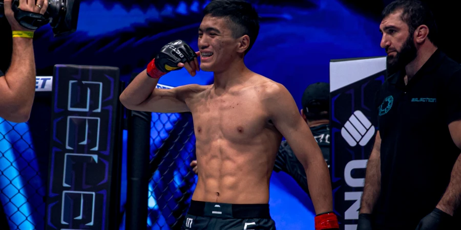 Боец из Казахстана не оставил шансов сопернику в клетке