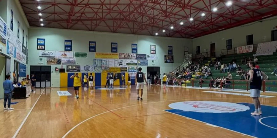 Болельщик спровоцировал драку на баскетбольной площадке