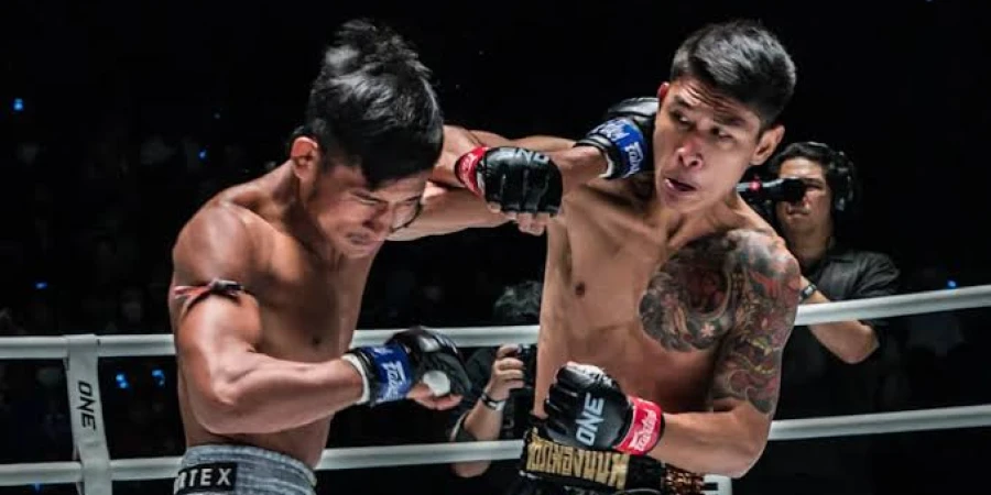 Прямая трансляция турнира ONE FC с участием непобежденного казахстанца
