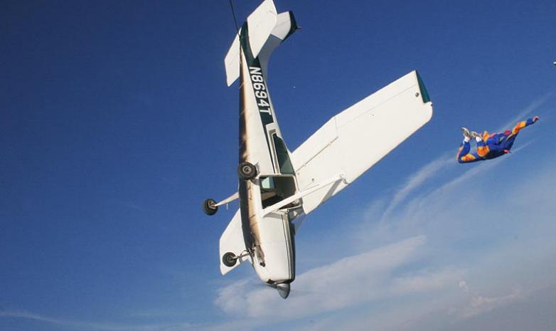 Сбрось маму с самолета