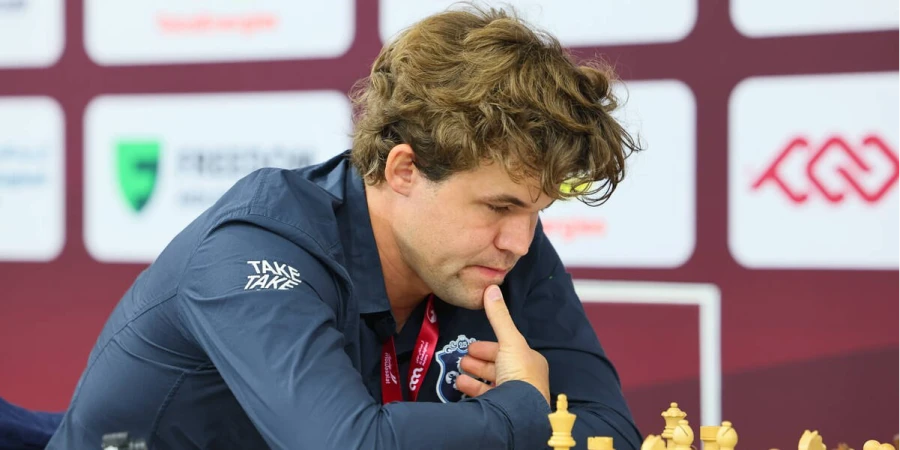 Магнус Карлсен оттолкнул камеру после поражения на ЧМ-2025 в Дохе
