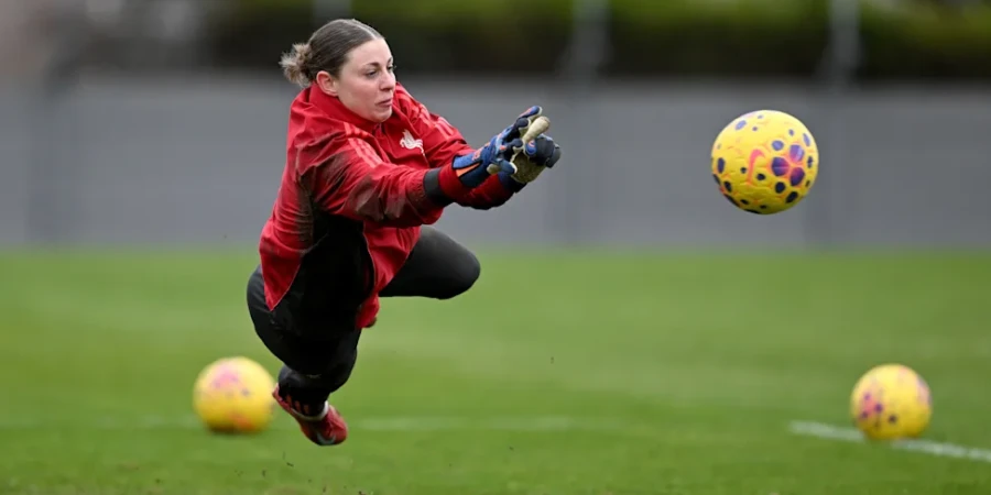 Отъезд голкипера в Ливерпуль увенчался дисквалификацией