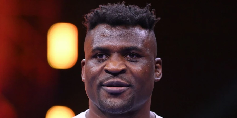 Экс-чемпион UFC готов разорвать блогера