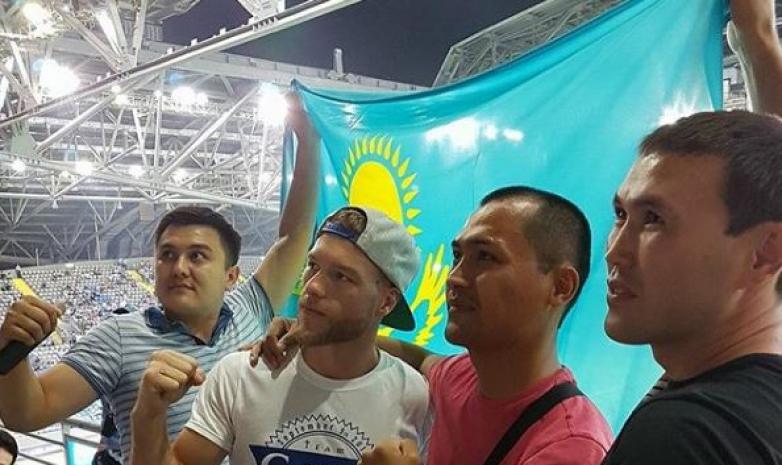 Кук Головкиннің шарфын сыйға алды