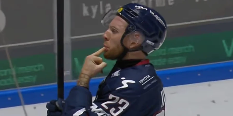 Хоккеист продемонстрировал свою ненависть болельщикам принципиального соперника