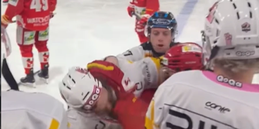 Жаркое дерби соседей не обошлось без потасовок и выяснения отношений на льду