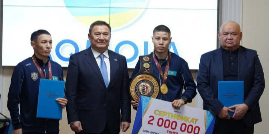 Ақмола облысының әкімі әлем чемпионын марапаттады