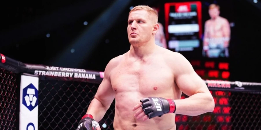 Видео: российский боец UFC окунулся в ледяную воду на Крещение