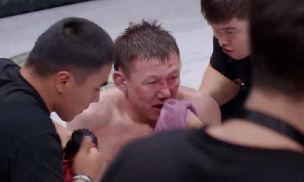 Қазақстан мен Өзбекстан жекпе-жегі ауыр нокаутпен аяқталды