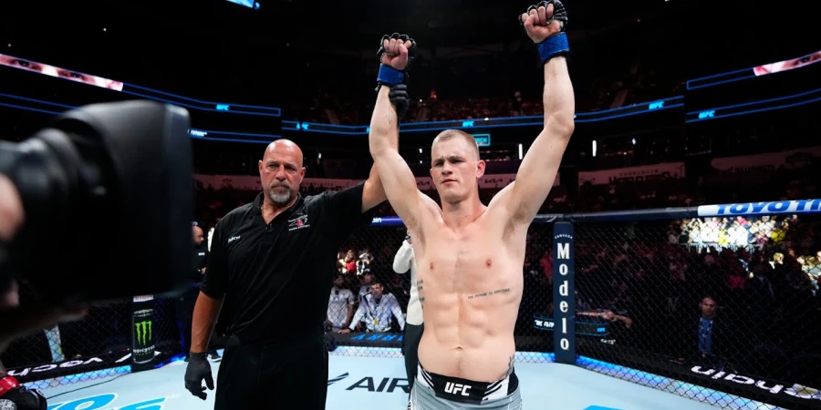 Чемпион UFC Чимаев посмеялся над Ианом Гарри после стычки