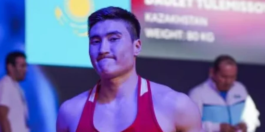 Казахстанский боксер вчистую уступил узбеку на чемпионате мира