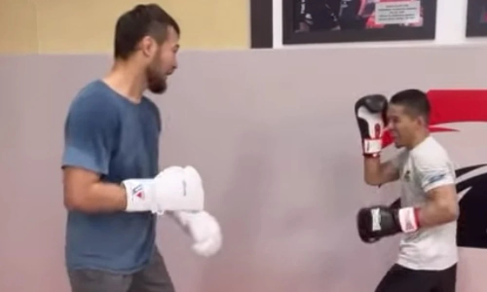 Рахмонов пен Алмабаев бокстан тәжірибе алмасты