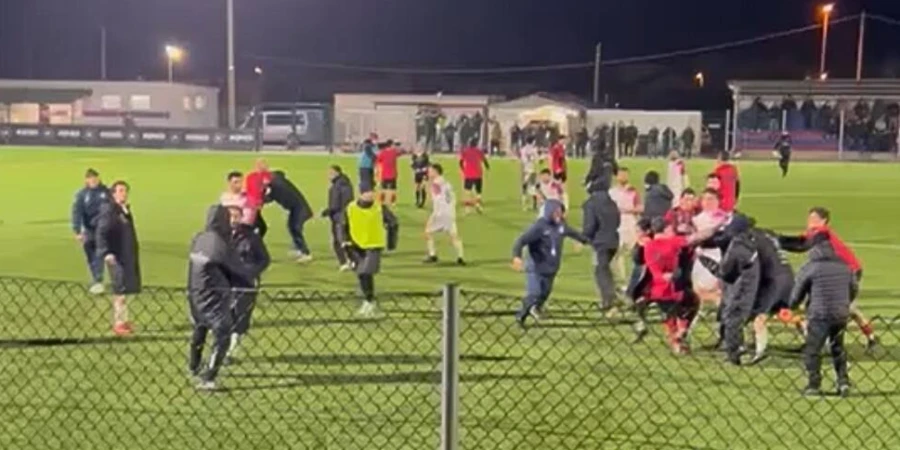 Футболисты и фанаты поплатились за анархию в матче в Италии