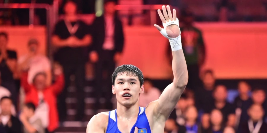 Казахстанский боксер трижды отправил в нокдааун монгола