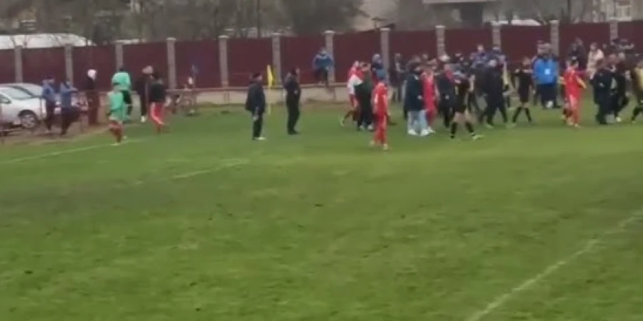 Игроки румынских команд устроили безумие на поле