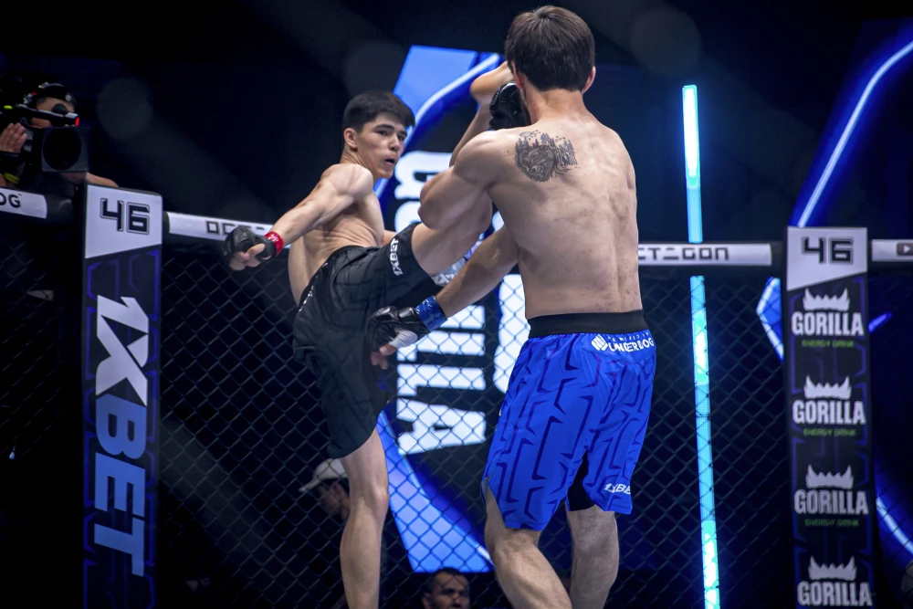 Казахстанский дебютант в кровавом бою финишировал узбека на турнире OCTAGON. Видео