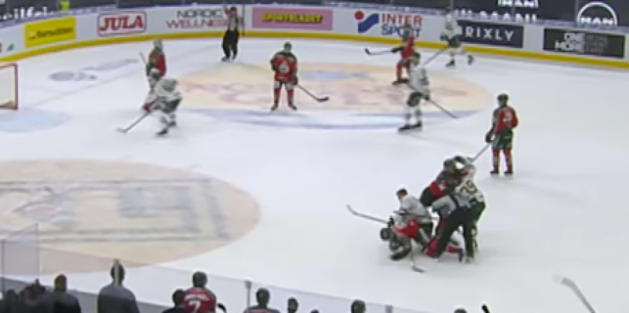 Матч с участием гранда шведского хоккея перерос в мордобой