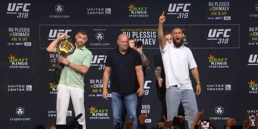 Чимаев и Дю Плесси провели битву взглядов перед UFC 319. ВИДЕО