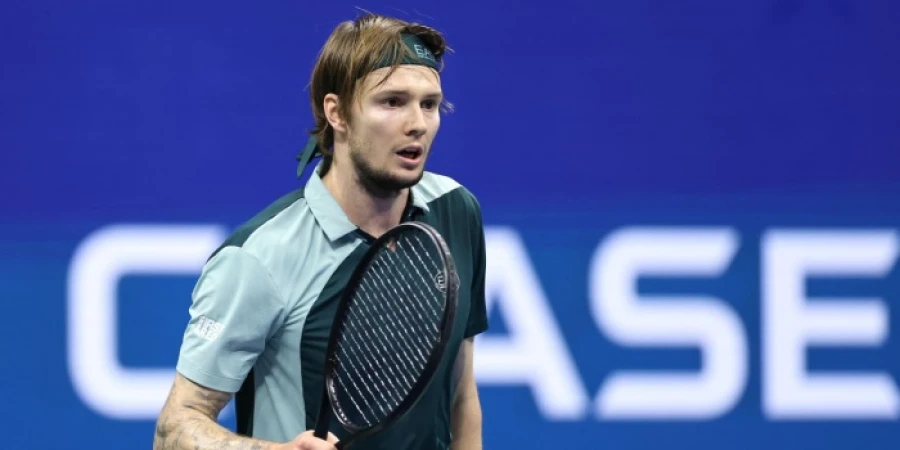 Видеообзор матча, или как лучший теннисист Казахстана вышел в 1/4 финала турнира в Гонконге