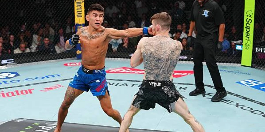 UFC 329. Баутиста выиграл бой с Сэндхагеном единогласным решением судей