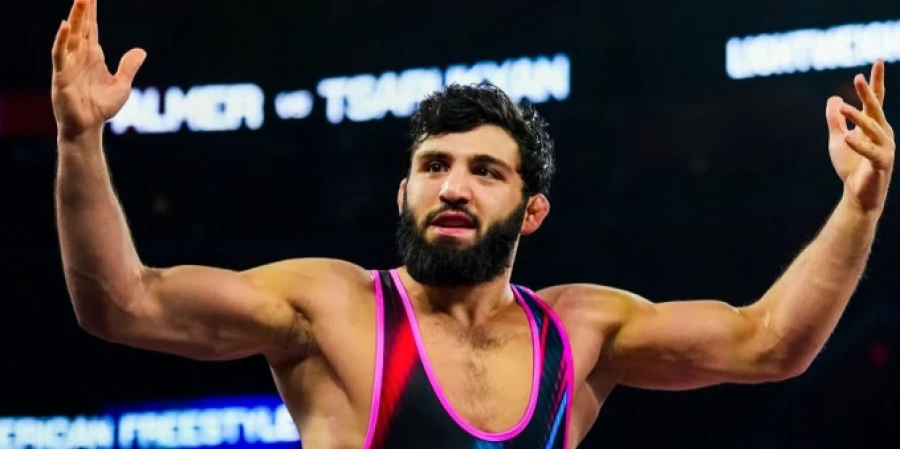 Топовый боец UFC продолжает соревноваться в борцовской лиге