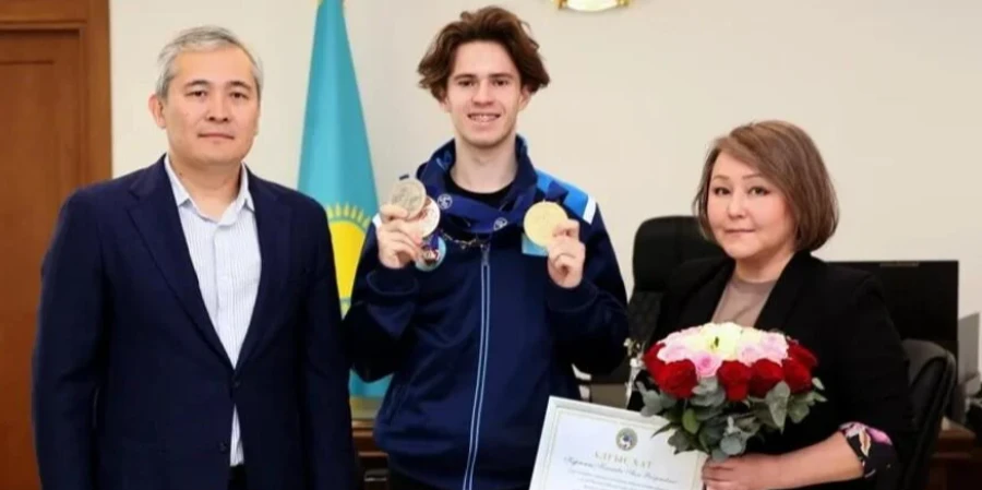 Алматы әкімі Михаил Шайдоровқа ақшалай сыйлық табыстады