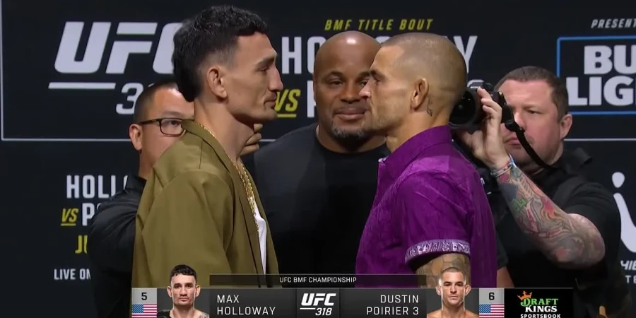 Дастин Порье и Макс Холлоуэй провели битву взглядов перед UFC 318. ВИДЕО