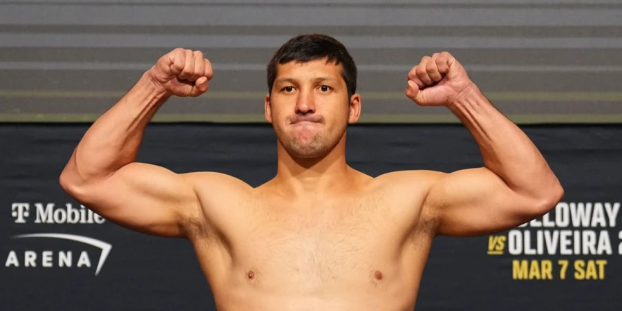Казахстанец сделал вес перед поединком с бразильцем в UFC