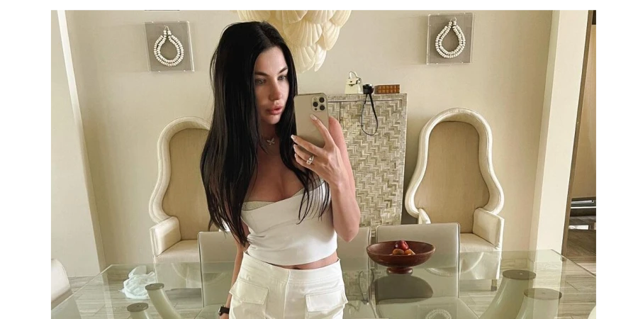 Жена русского хоккеиста из НХЛ показала эффектное фото без лифчика