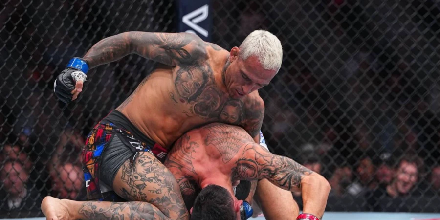 Решением судей закончился титульный бой Холлоуэй — Оливейра на UFC 326