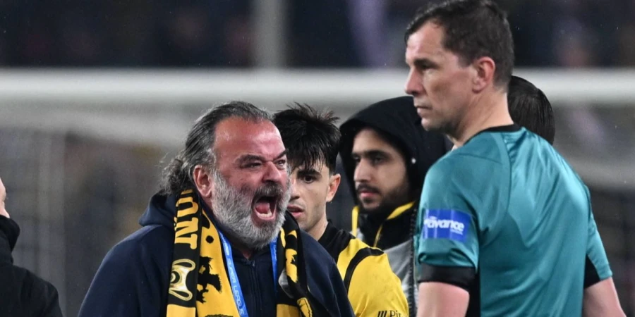 Хозяин АЕК вылетел разбираться с главной судьей на поле