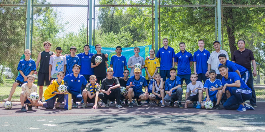 Ұлттық құрама футболшылары бүлдіршіндерге мерекелік көңіл сыйлады