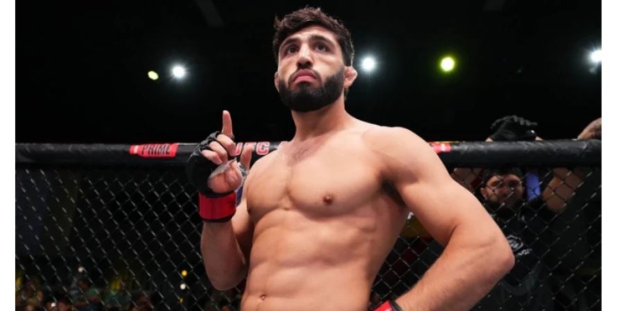 Обидчик известного казаха в UFC получил вызов от бойца из Киргизии