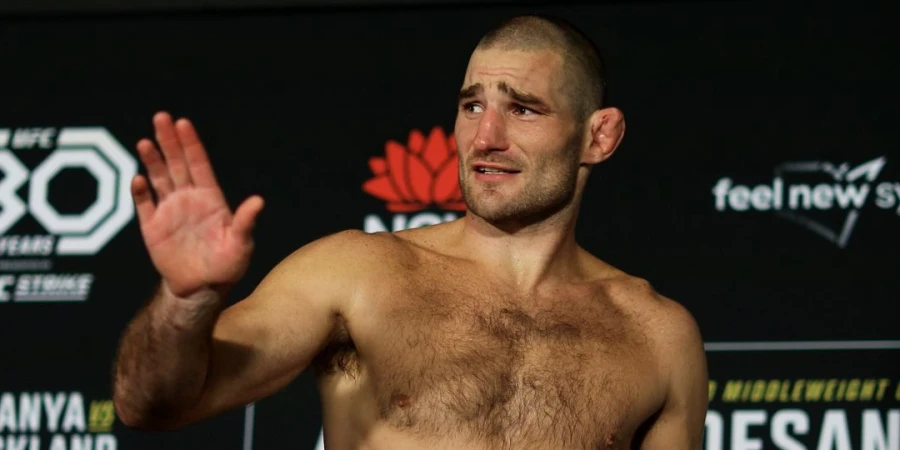 Бывший чемпион UFC "постебался" над непобедимым бойцом