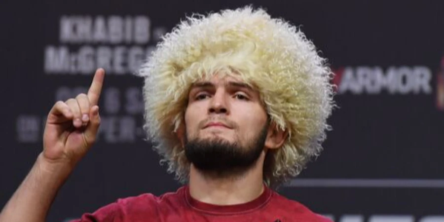 «Он самый сумасшедший тренер». Экс-обладатель титула UFC веса Рахмонова — о легендарном бойце