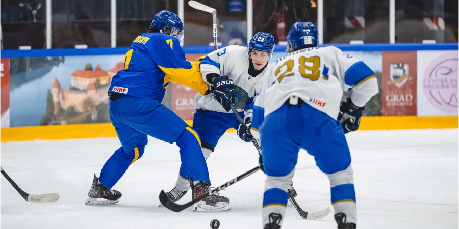 Сборная Казахстана провела первый матч на чемпионате мира по хоккею