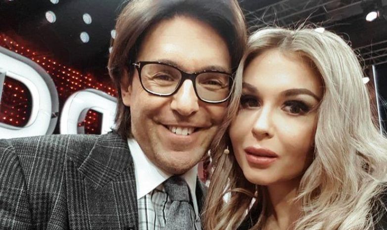 Неожиданно он начал меня лапать…