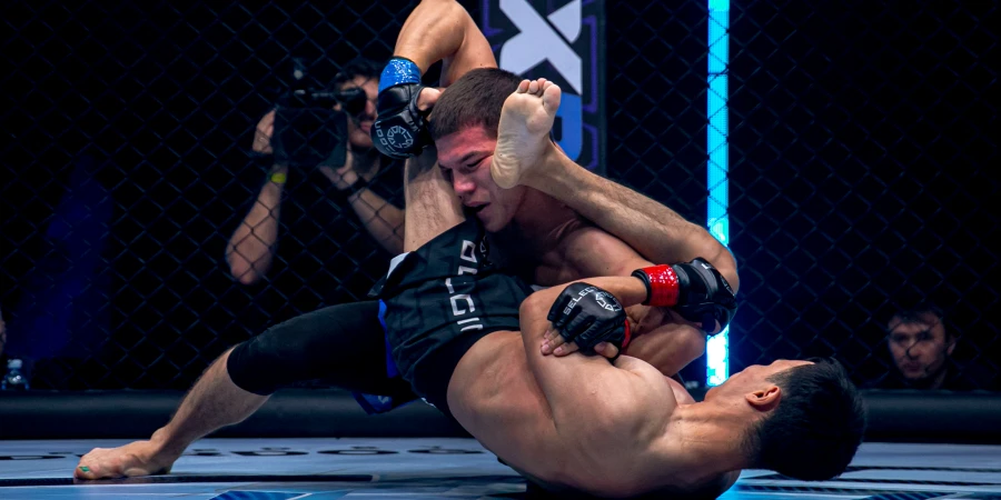 Казахстанский боец заставил страдать узбекского файтера в клетке