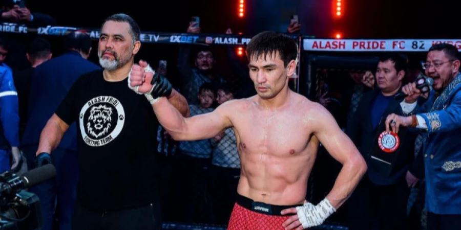 Казахстанский боец победил опытного соперника на турнире Rizin 49