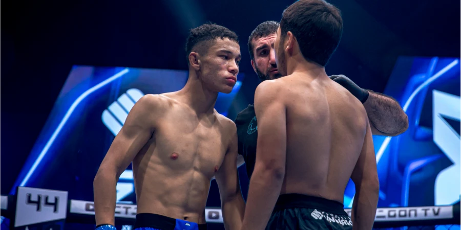 Досрочно завершился бой казахстанца и узбека в клетке