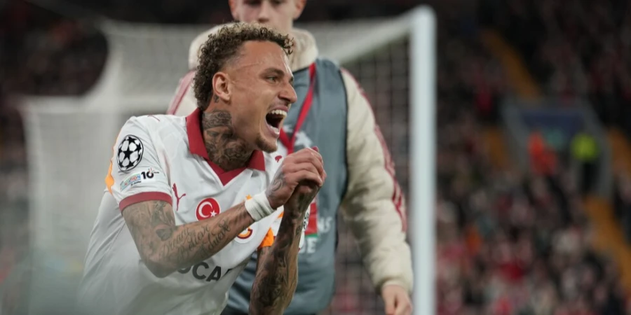 Палец застрял в рекламном щите. Нападающий топ-клуба получил жуткую травму в Лиге чемпионов