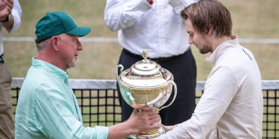 Бублик теннис аңызынан қолдау алды