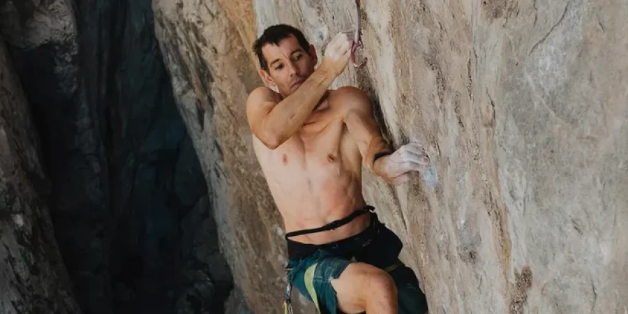 Профессиональный скалолаз рассказал, как справляет нужду