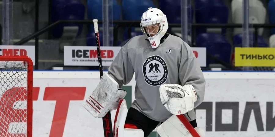 Опасный момент в ВХЛ: Вратарь получил попадание шайбой в шлем