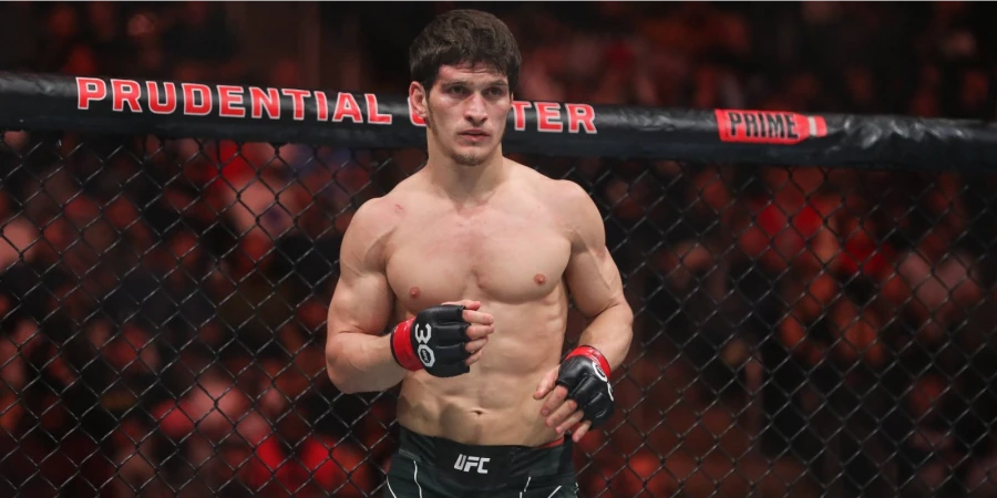Топовый боец Мовсар Евлоев неожиданно снялся с боя в UFC