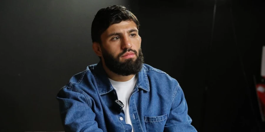 Топовый боец UFC отговаривает конкурента от боя с чемпионом