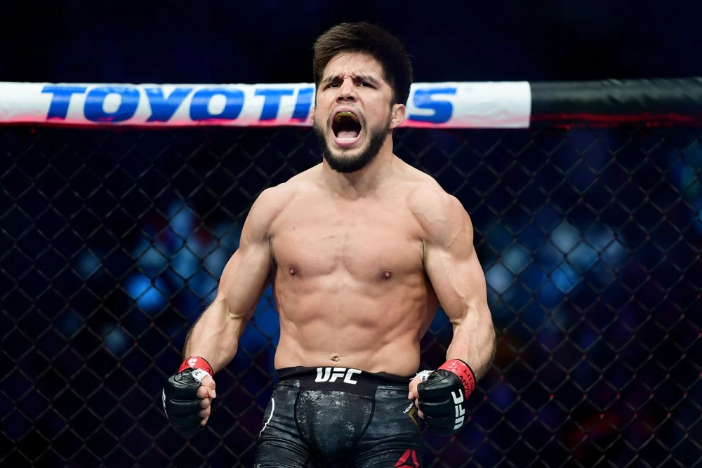 Генри Сехудо подарил пояс UFC в Казахстане