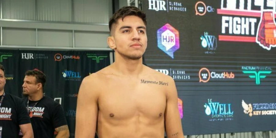 Нокаутом за 26 секунд закончился бой на турнире UFC 317. ВИДЕО