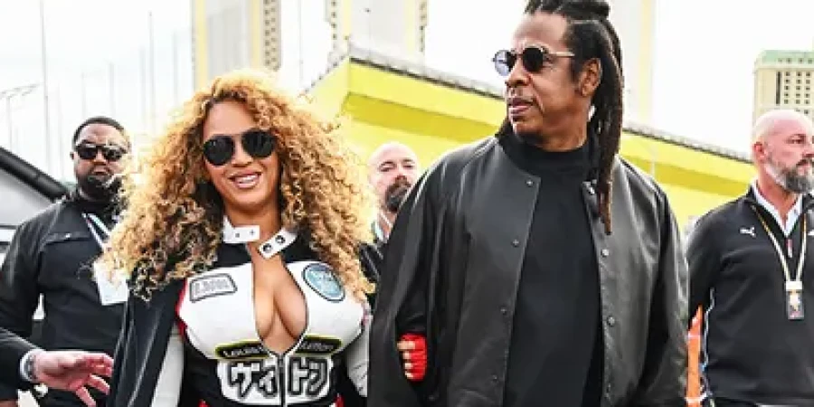 Зрители забыли про болиды: Бейонсе показала соблазнительное декольте