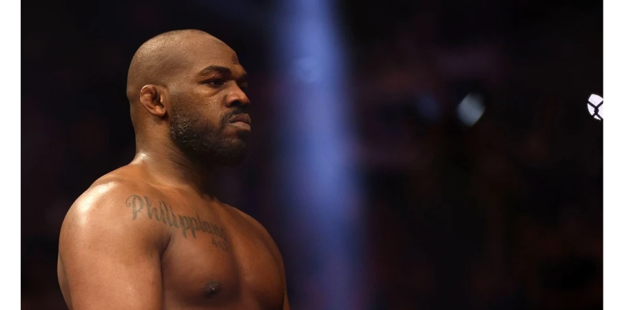Экс-чемпион UFC написал загадочное сообщение болельщикам